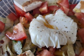 Gepocheerd Ei op Frisse Salade